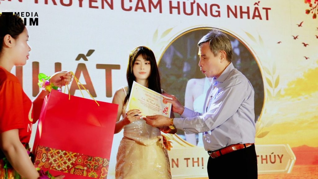 "Câu chuyện truyền cảm hứng nhất" gọi tên Thanh Thúy: từ nội trợ thành HLV Yoga T.Kim 9 Cô Trần Thị Thanh Thúy nhận chứng nhận Giải Nhất từ đại diện ban tổ chức đêm CHẠM T.Kim Yoga