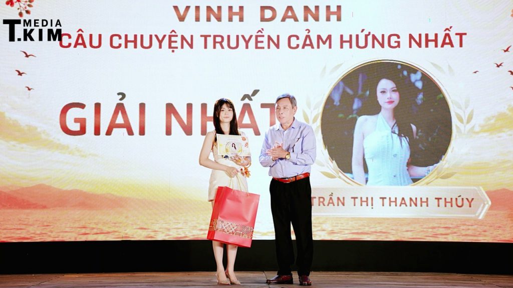 "Câu chuyện truyền cảm hứng nhất" gọi tên Thanh Thúy: từ nội trợ thành HLV Yoga T.Kim 7 Khoảnh khắc Trần Thị Thanh Thúy được vinh danh Giải Nhất câu chuyện truyền cảm hứng đêm CHẠM 15 năm T.Kim