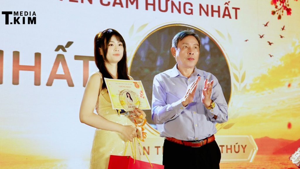 Cô Trần Thị Thanh Thúy nhận chứng nhận Giải Nhất tại đêm CHẠM Học viện Yoga T.Kim