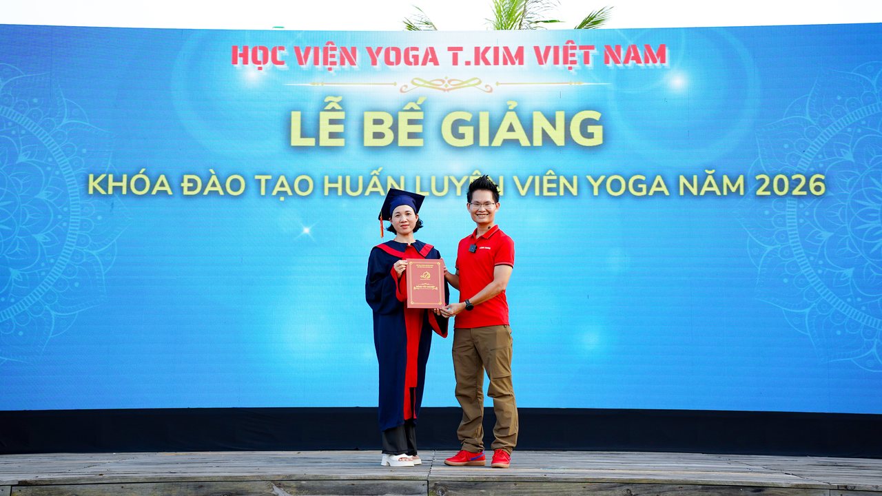 Đặng Kim Ba trao bằng tốt nghiệp HLV Yoga cho học viên khoá K41 tại lễ bế giảng