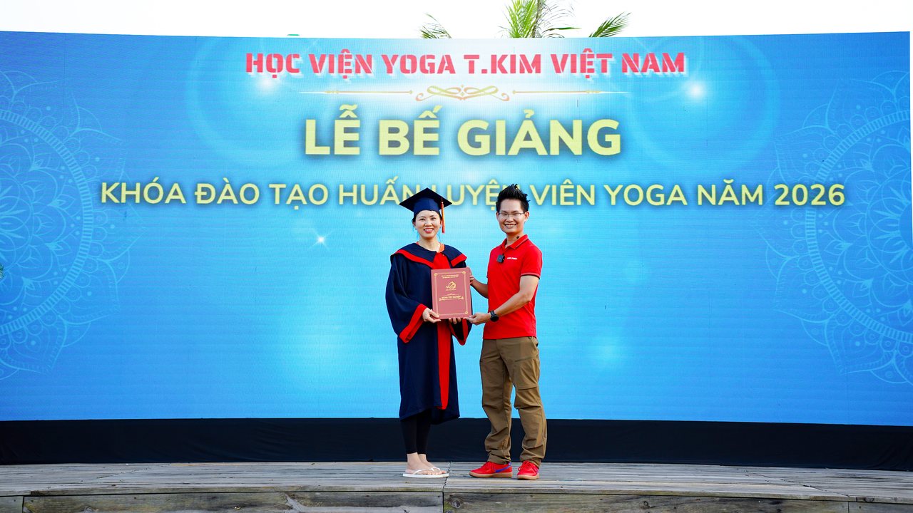 Nhà sáng lập Đặng Kim Ba trao bằng tốt nghiệp cho một HLV Yoga khoá K42 Học viện T.Kim