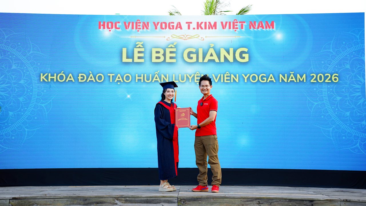Khoảnh khắc một HLV Yoga khoá K41 nhận bằng tốt nghiệp từ Đặng Kim Ba trên sân khấu bên biển Đồ Sơn