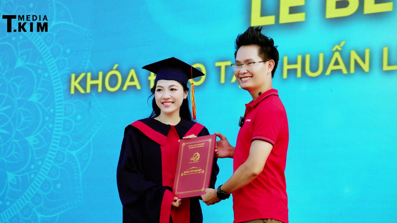 Đặng Kim Ba trao chứng nhận tốt nghiệp cho HLV Yoga tại Học viện Yoga T.Kim Việt Nam