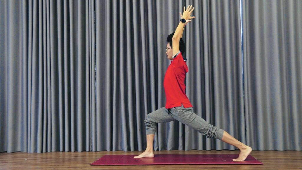 Tư thế chiến binh I trong yoga cho nam giới tăng ổn định đầu gối