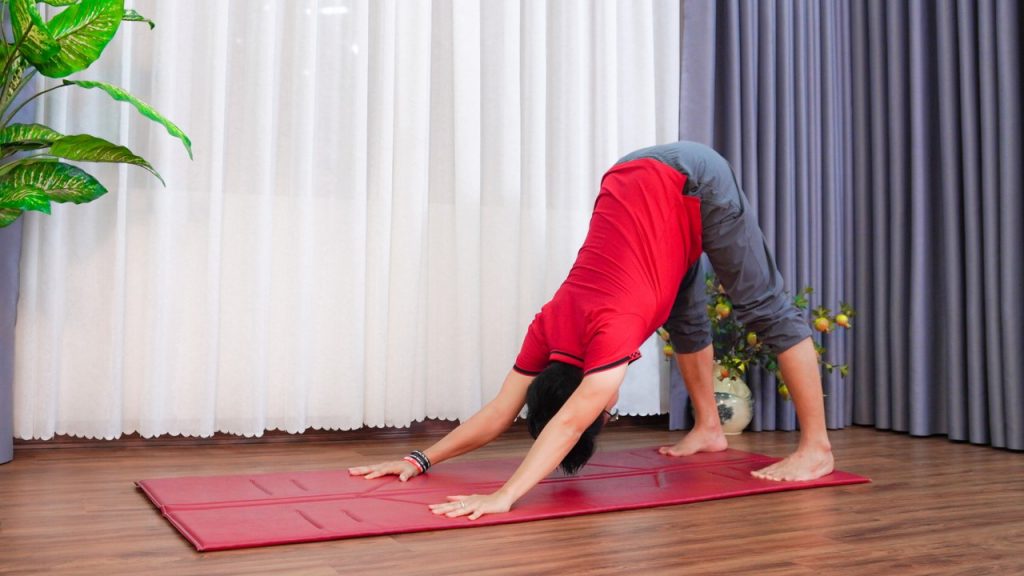 Tư thế chó úp mặt trong yoga cho nam giới giúp giải phóng vai và gân kheo