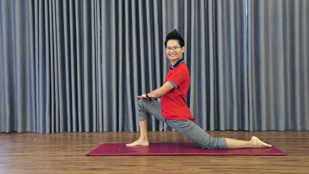 Tư thế trăng lưỡi liềm mở hông trong yoga cho nam giới