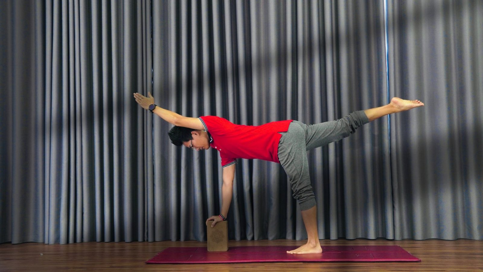 3 sai lầm mà người mới tập yoga rất dễ mắc phải 7 Người mới cố thực hiện tư thế Yoga nâng cao thăng bằng dễ gây chấn thương