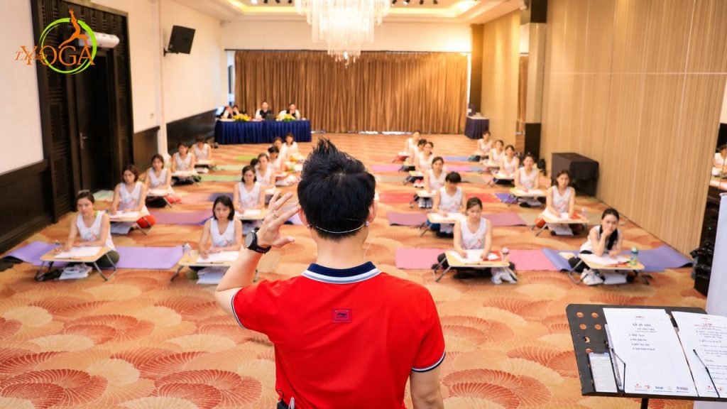 Bộ tài liệu và công cụ AI cho HLV Yoga tại workshop đột phá doanh thu phòng tập
