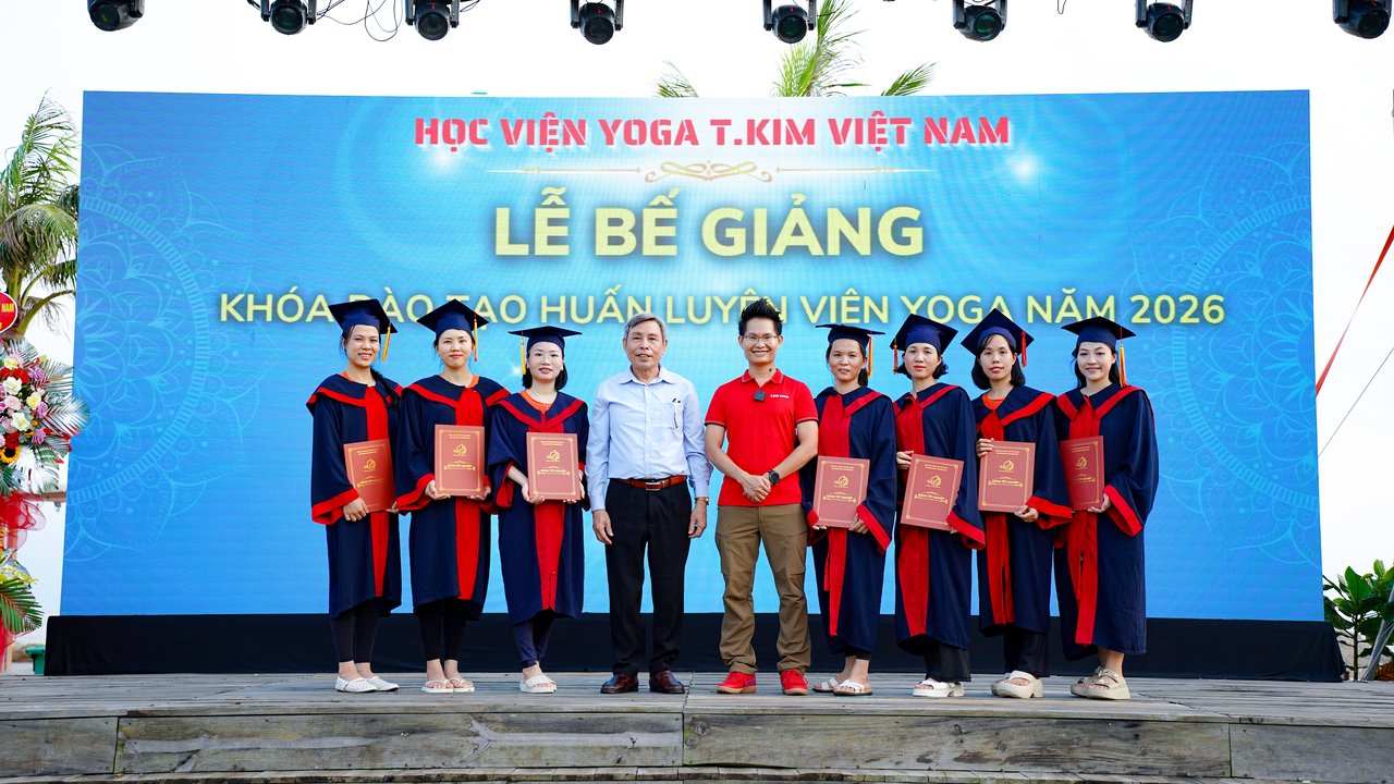 Ông Vũ Trọng Lợi và Đặng Kim Ba trao bằng tốt nghiệp khóa HLV Yoga 2026 tại Học viện T.Kim