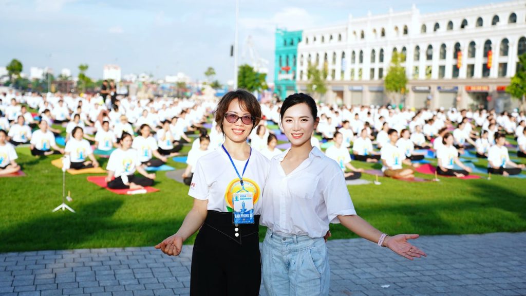 Đằng sau Quốc tế Yoga 2026 là những đêm chỉ ngủ 2 tiếng của Á hoàng Yoga Vũ Ngọc Anh 13 Á hoàng Vũ Ngọc Anh chụp cùng đại diện ban phụng sự trong sự kiện Quốc tế Yoga 2026