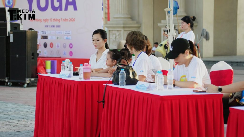 Đằng sau Quốc tế Yoga 2026 là những đêm chỉ ngủ 2 tiếng của Á hoàng Yoga Vũ Ngọc Anh 8 Á hoàng Vũ Ngọc Anh điều hành công tác tổ chức tại sự kiện Quốc tế Yoga 2026