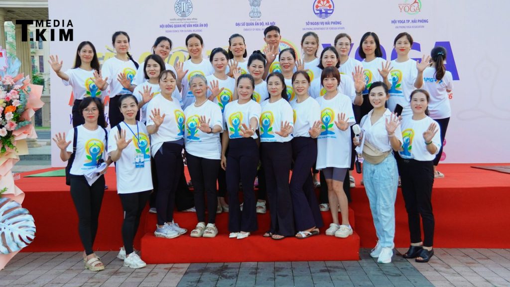 Đằng sau Quốc tế Yoga 2026 là những đêm chỉ ngủ 2 tiếng của Á hoàng Yoga Vũ Ngọc Anh 12 Giám đốc Học viện Yoga T.Kim Vũ Ngọc Anh tại sự kiện Quốc tế Yoga 2026 Hải Phòng