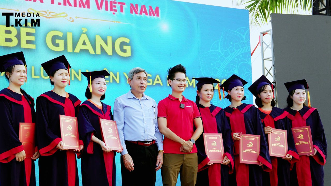 Các tân HLV Yoga khoá K41 và K42 trong lễ phục cử nhân chụp ảnh lưu niệm cùng đại diện Liên đoàn Yoga Việt Nam
