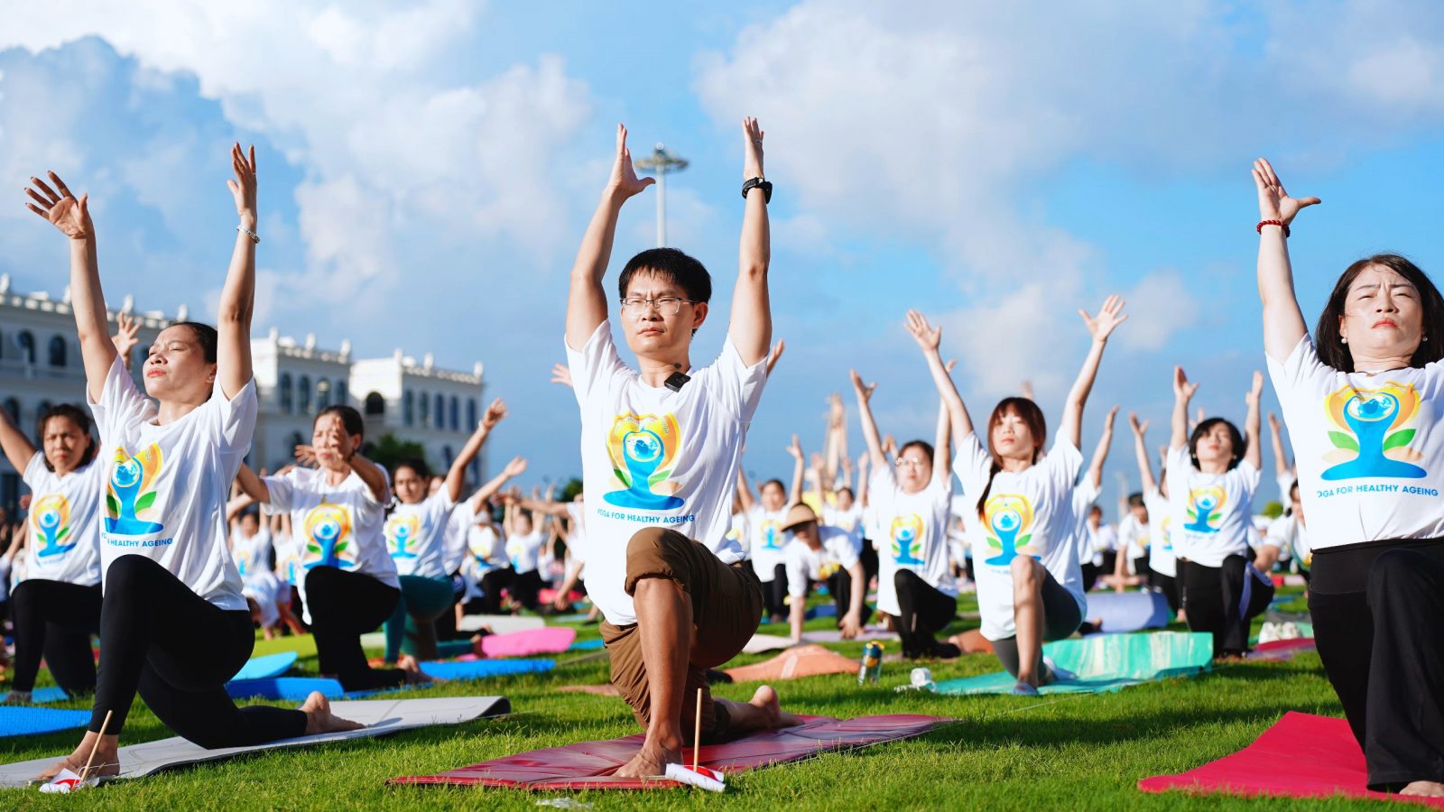 Người lớn tuổi tập yoga cải thiện giấc ngủ trong sự kiện cộng đồng của Học viện Yoga T.Kim