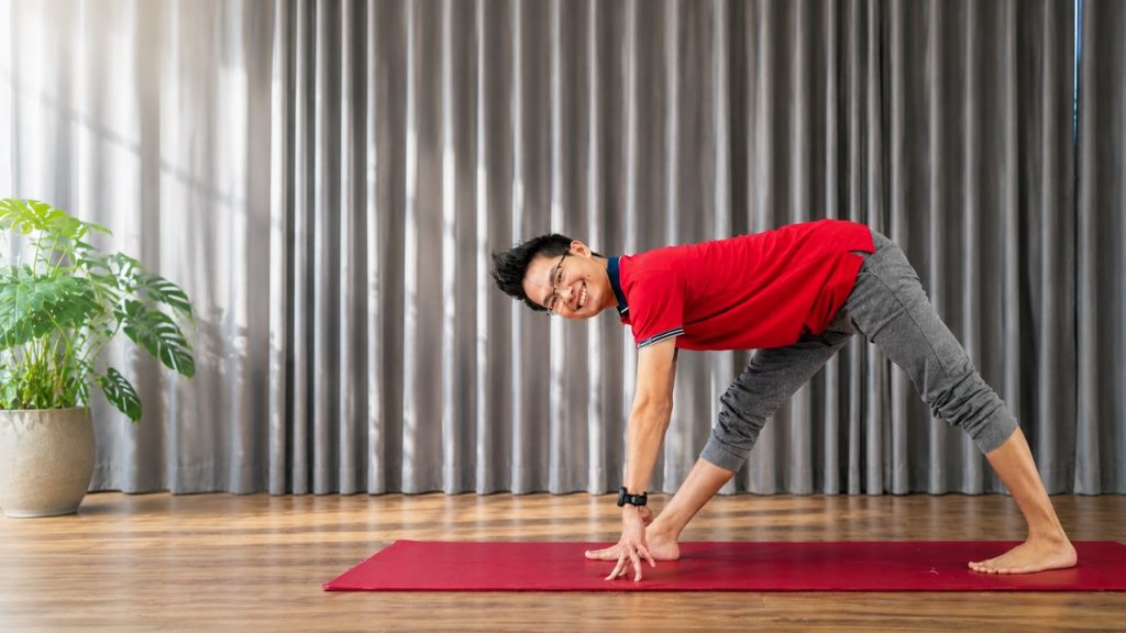 Yoga kích hoạt nhóm cơ lõi bên trong giúp ổn định khớp và cột sống