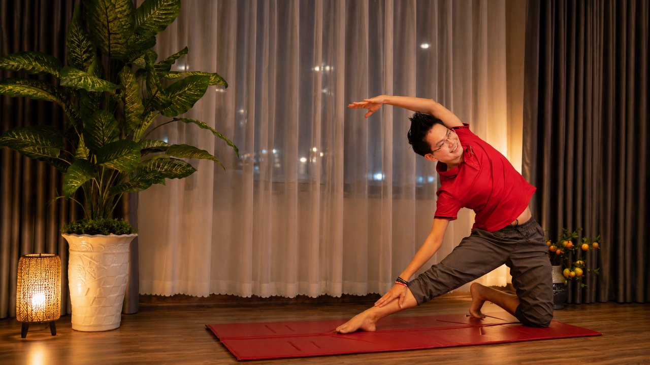 10 phút yoga trước khi đi ngủ mang lại những lợi ích gì? 7 Đặng Kim Ba nghiêng lườn kéo giãn eo và cột sống trong bài yoga buổi tối