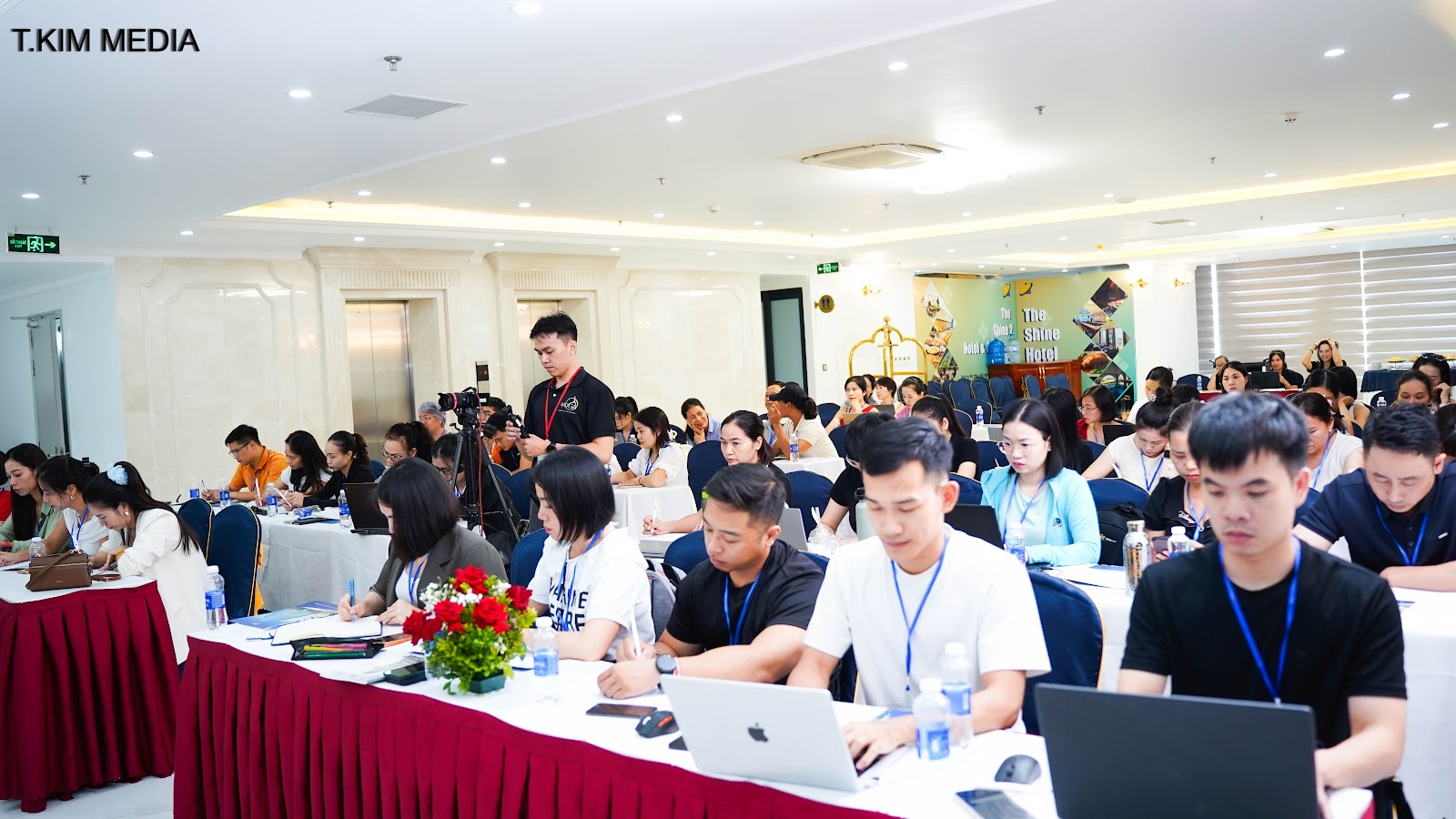 Toàn cảnh workshop Ứng Dụng AI cho HLV Yoga tại Hải Phòng 26/07/2026, học viên thực hành trên máy tính