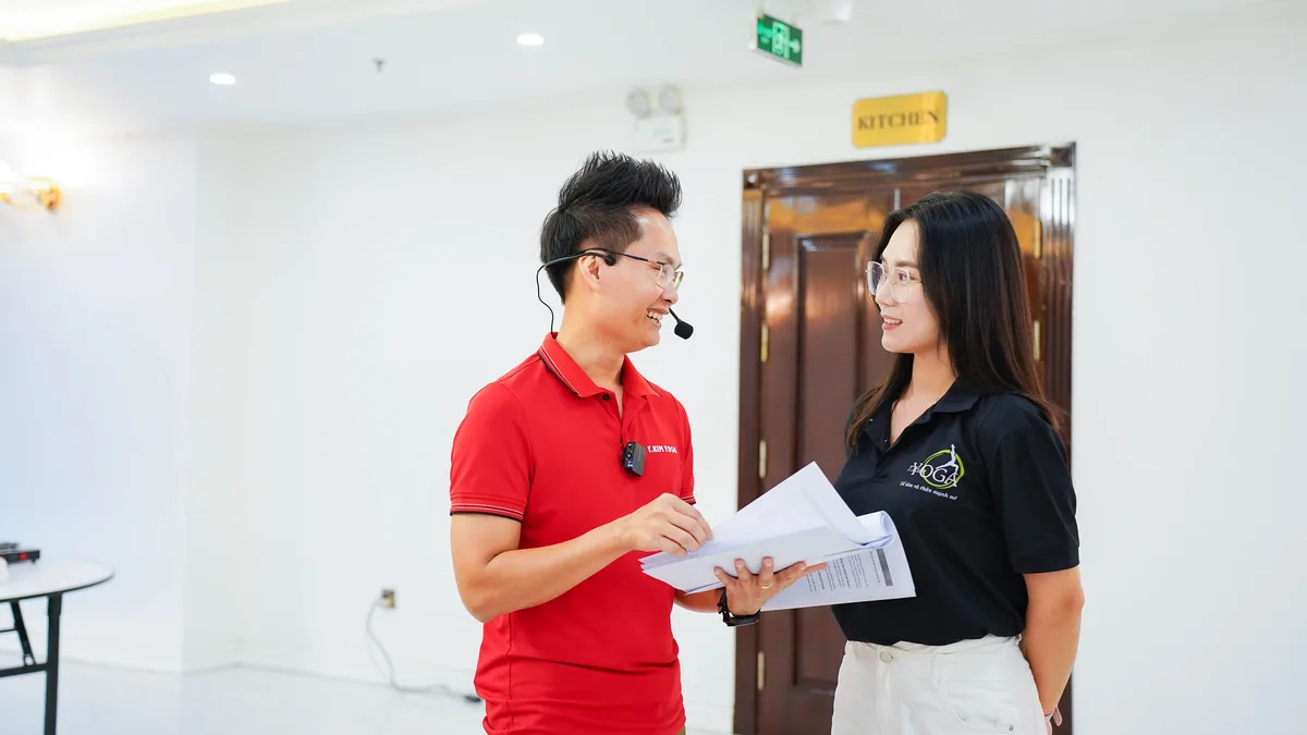 Master Đặng Kim Ba hướng dẫn học viên tại lớp