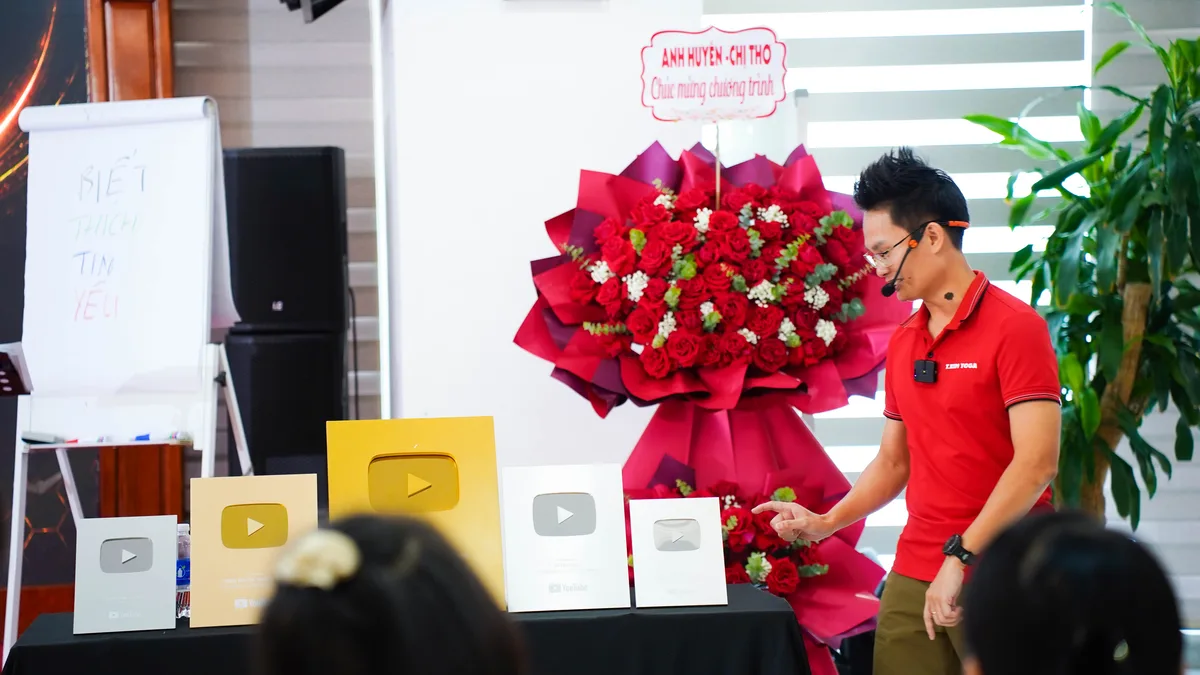 Master Đặng Kim Ba bên nút vàng và nút bạc YouTube 1 triệu người đăng ký