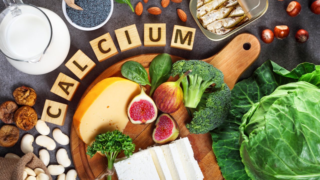 8 cách giúp xương chắc khỏe tự nhiên 8 Thực phẩm giàu canxi tự nhiên gồm cá nhỏ, sữa, đậu phụ và rau xanh