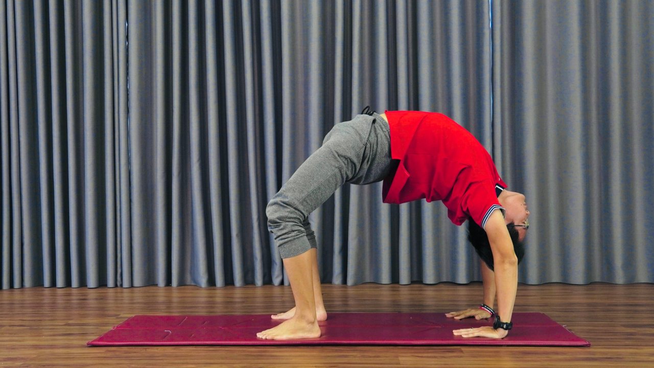 Tư thế Cây Cầu Setu Bandha mở ngực vai hỗ trợ cổ vai gáy