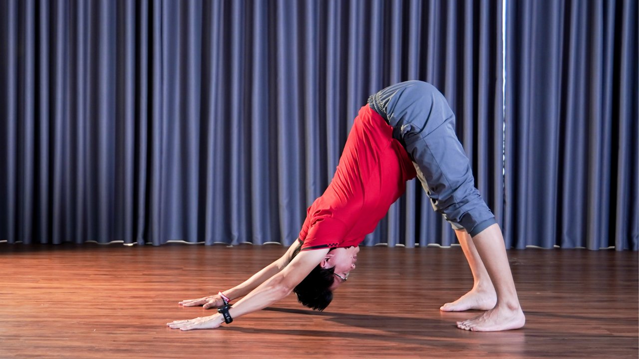 Tư thế Chó Úp Mặt Adho Mukha Svanasana kéo giãn cột sống và cổ vai gáy
