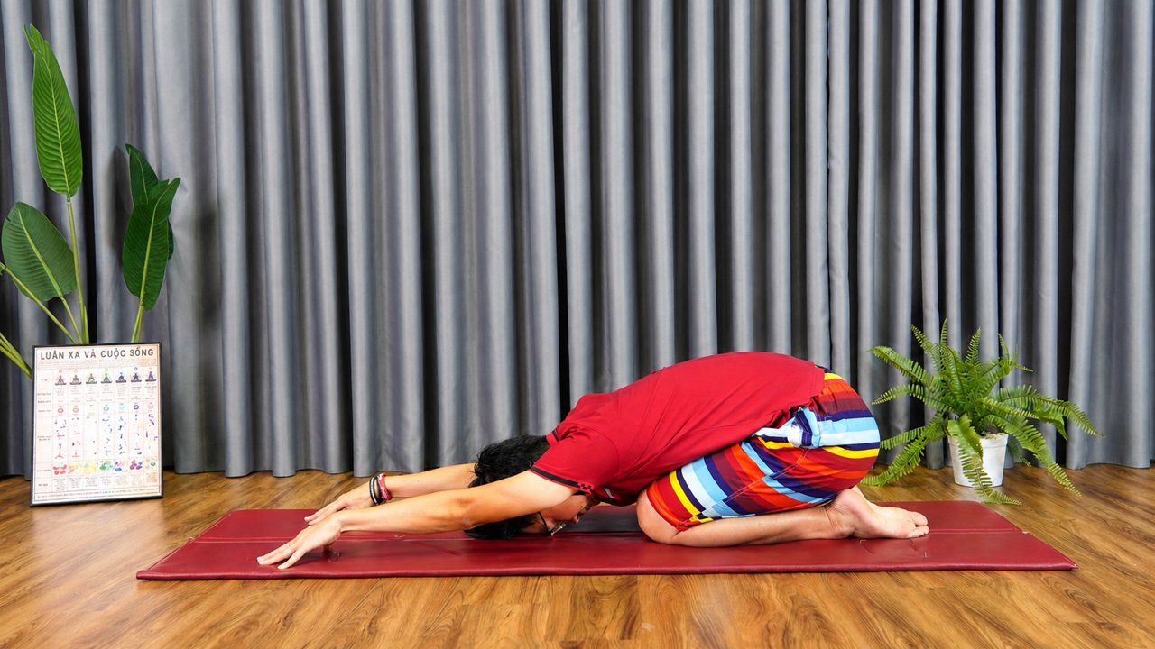 Tư thế Em Bé Balasana thư giãn cổ vai gáy