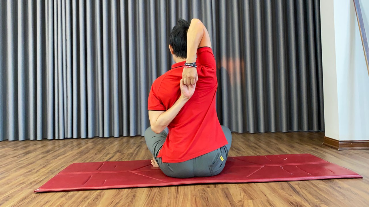 5 bài tập cổ vai gáy đơn giản dành cho dân văn phòng 9 Tư thế Đan Tay Mặt Bò Gomukhasana mở vai cải thiện cổ vai gáy
