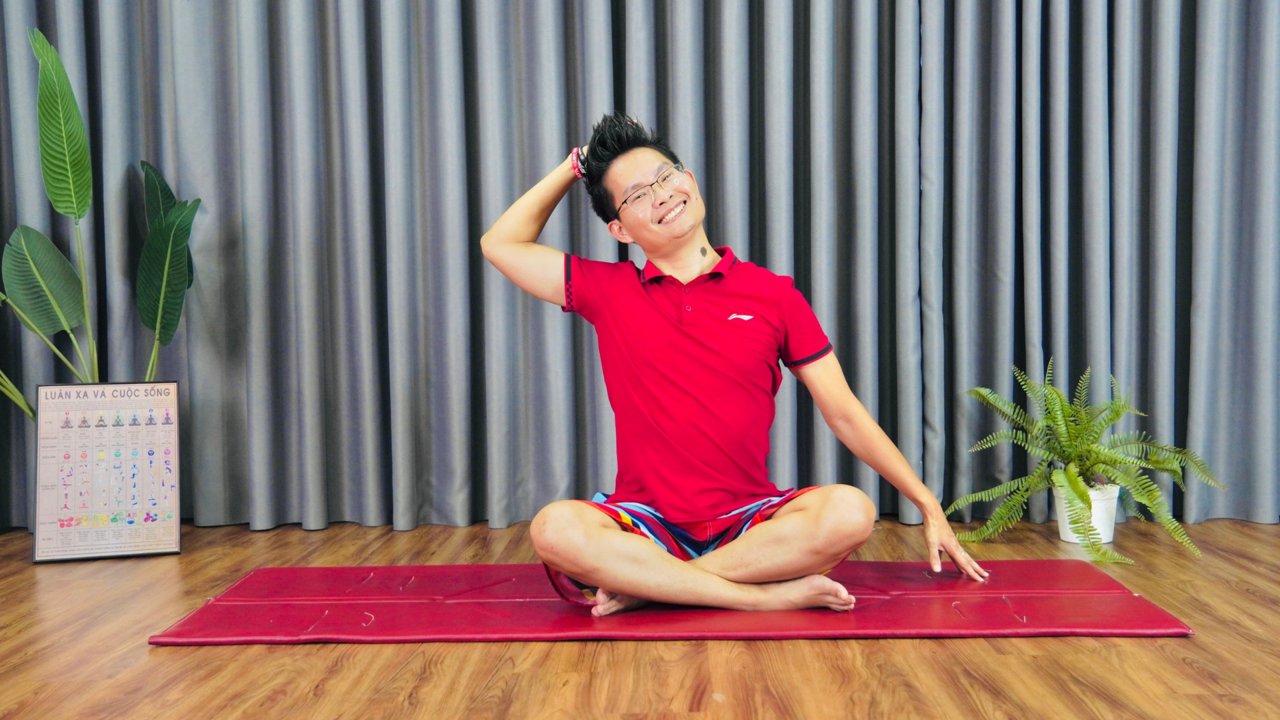 Tư thế nghiêng đầu nhẹ nhàng giảm căng cổ vai gáy