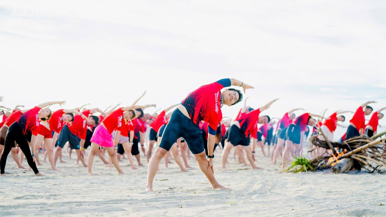 8 cách giúp xương chắc khỏe tự nhiên 7 Người trung niên tập yoga và bài tập thăng bằng để hỗ trợ xương chắc khỏe