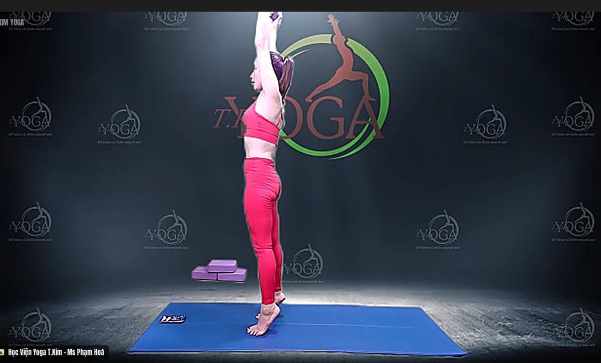 Lịch tập lớp Yoga Online T.Kim tuần 21–27/9/2026: Khoẻ tay vai, giảm đau mỏi cổ vai gáy 6 HLV Phạm Hoà làm mẫu động tác kéo giãn tay vai trong một buổi lớp Yoga Online qua Zoom của Học viện Yoga T.Kim