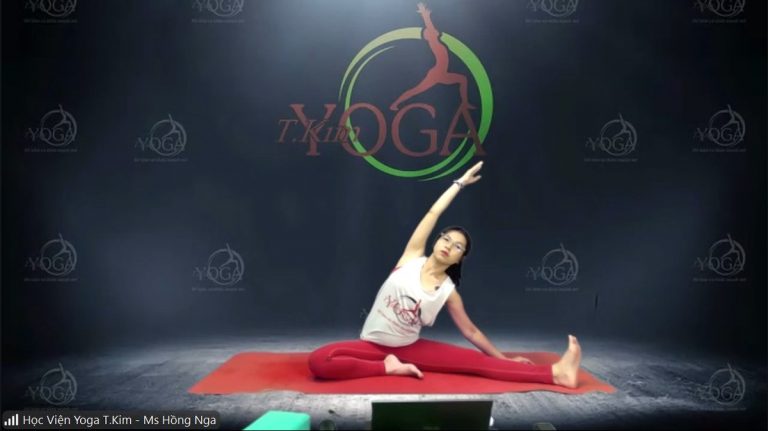 Huấn luyện viên của Học viện Yoga T.Kim đang dẫn một buổi lớp online trên phông của Học viện