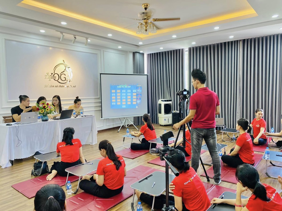 Buổi thi vấn đáp trong khoá đào tạo huấn luyện viên Yoga tại Học viện Yoga T.Kim Hải Phòng