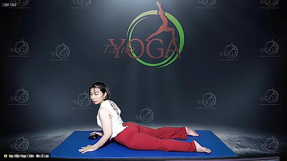 Huấn luyện viên Lê Lan hướng dẫn tư thế trong buổi tập Yoga một kèm một qua Zoom của Học viện Yoga T.Kim
