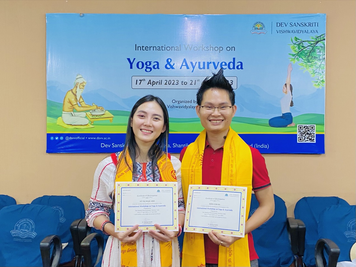 Pranayama là gì? Thở trong Yoga, nói cho dễ hiểu 8 Đặng Kim Ba và Vũ Ngọc Anh cầm giấy chứng nhận tham dự International Workshop on Yoga & Ayurveda tại Dev Sanskriti Vishwavidyalaya, Haridwar, Ấn Độ, tháng 4/2023