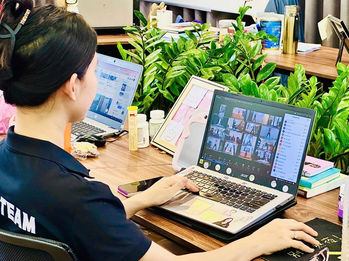 Huấn luyện viên Học viện Yoga T.Kim quan sát từng học viên qua màn hình máy tính trong buổi tập Yoga online qua Zoom