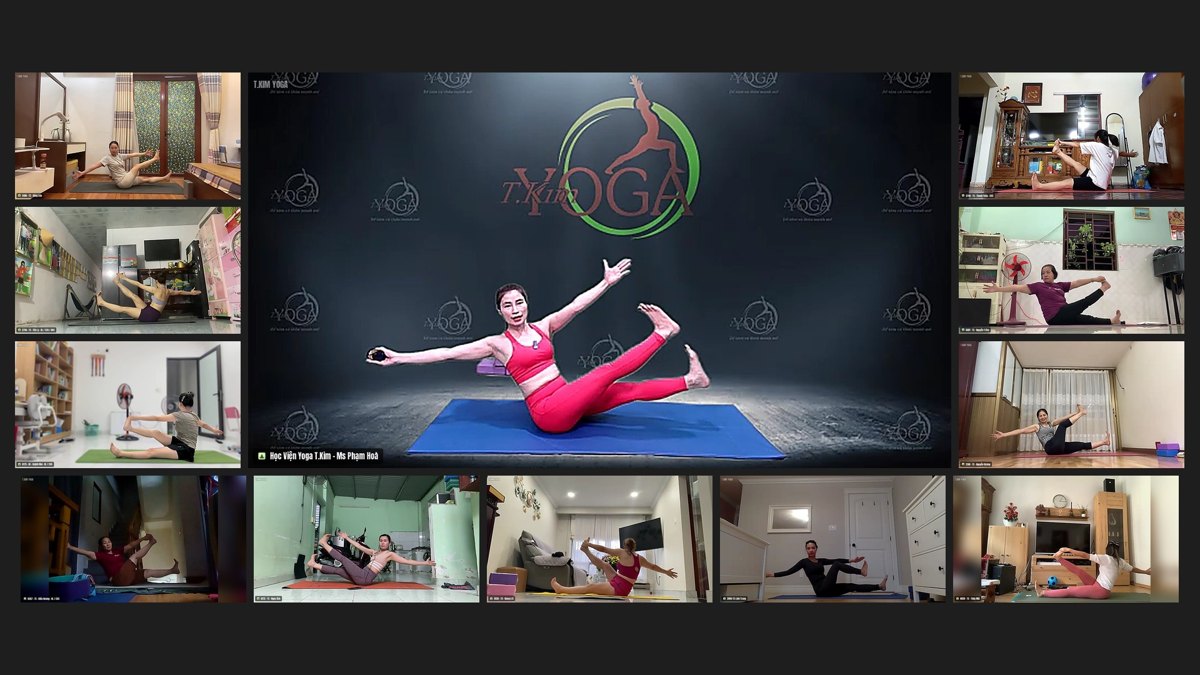 Huấn luyện viên Phạm Hoà làm mẫu tư thế Yogalates siết cơ lõi và giữ thăng bằng trong lớp Yoga Online qua Zoom
